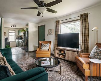 12-mins walk to ND - BBQ I Old Money Sports Glam - Pet Friendly! - South Bend - Living room