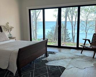 Newly Renovated 4B, 2.5 bath Lakefront home with South Grand Lake Views and dock - Vinita - Schlafzimmer