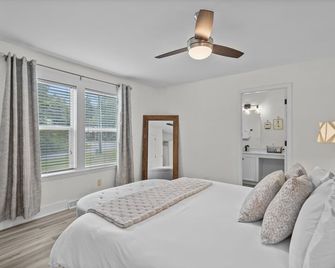 Camelot Cottage - Pet friendly, 7 mins to Wrightsville Beach, UNCW & More! - Wilmington - Bedroom