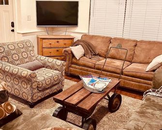 'Milam Mill Haus” : 1925 Historic German home “Large Hot Tub”. - Fredericksburg - Soggiorno