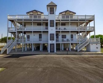Unit 1 Charming 2 bedroom at River Ranch Inn - Liberty Hill - Building