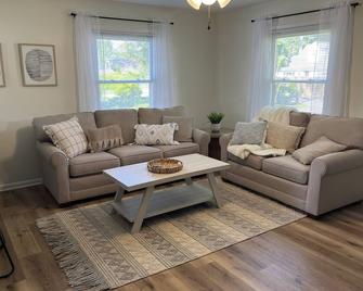 Avon Lake Updated 2 Bedroom Cottage near Lake Erie on Very Quite Wooded Street - Avon Lake - Living room
