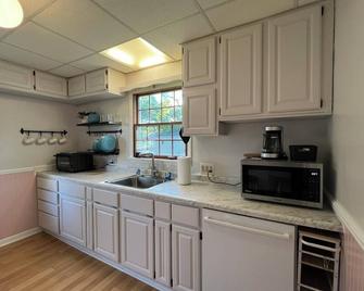 Charming 2-bedroom house minutes from downtown Battle Creek. - Battle Creek - Kitchen