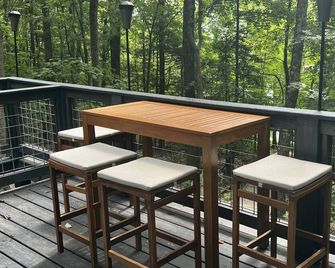 Barren Lake Waterfront Eclectic Cabin - Dock; 17 miles from Mammoth Cave - Glasgow - Balcony