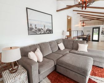 North Shore Gateway | A Luxurious Cabin Retreat - Two Harbors - Wohnzimmer