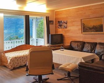 4 Person Holiday Home in Høyheimsvik - Marifjora - Sala de estar