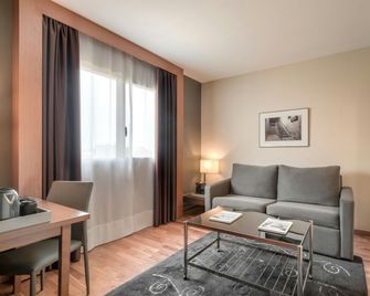 AC Hotels by Marriott Sevilla Forum - Sevilla - Wohnzimmer