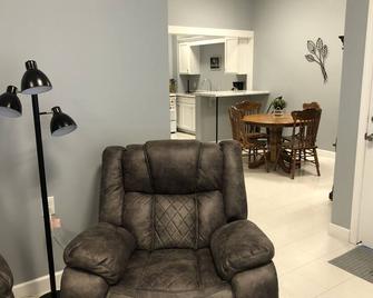 Minutes from Pickwick Lake & 3 boat Landings. Boat Parking with 110v access. - Iuka - Sala de estar