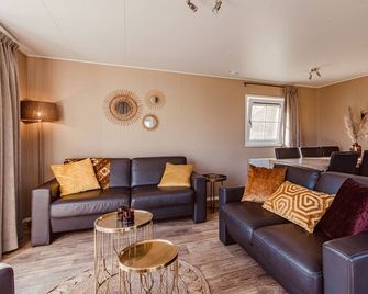 Detached chalet for 6 guests with spacious wooden deck and three bedrooms, located in car-free Giethoorn village. - Giethoorn - Huiskamer