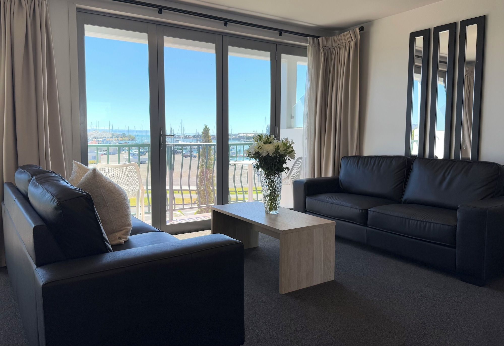 بلوووتر هوتل - نابير - غرفة معيشة