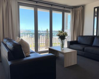 Bluewater Hotel - Napier - Living room