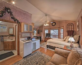 Homey Pet-Friendly Libby Cottage with Yard by Creek! - Libby - Bedroom