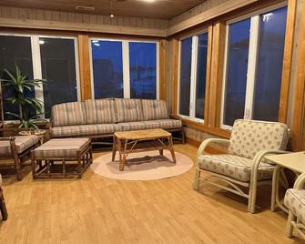 Charming Cottage with L.I. Sound and Marsh Views - Clinton - Living room