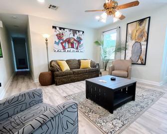 Bungalow On The Blvd - Perfect for long stays, TVs in every room, ample parking! - Kenner - Living room
