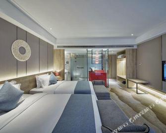 Hongyan Holiday Riverview Hotel (Chongqing Jiefangbei Hongyadong Branch) - Chongqing - Bedroom