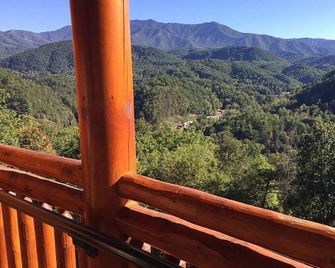 Views! June, July & Christmas! 2 Bd-2 Bawater Park! Mountain Top! Pet Welcome! - Gatlinburg - Balkong