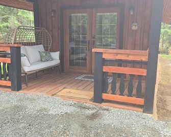 Charming cabin in outside lovely coombs on 10 acreas veryprivate - Qualicum Beach - Patio