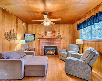 Greer River's Edge Cottage 2 bed- 1 bath- sleeps 4 - Fireplace - Greer - Sala de estar