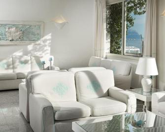 Gabbiano Azzurro Hotel & Suites - Golfo Aranci - Wohnzimmer