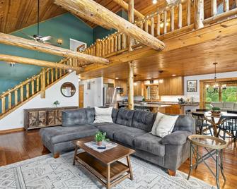 Hot Tub. Pool Table. Game Room. Fire Pit. Pets Ok! - Edinburg - Living room