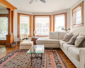 Victorian Home Sleeps 10 Fenced 4br Full Kitchen Steps2 Ycp - York - Living room