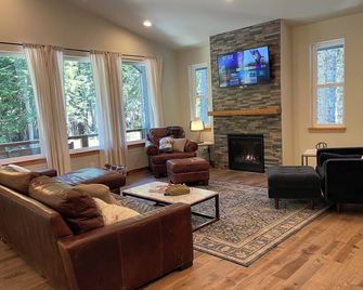 Snoqualmie cabin and sanua - 5 mins to skiing - Snoqualmie Pass - Living room