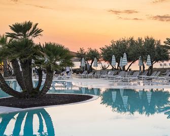 The Signature Level at Grand Palladium Sicilia Resort & Spa - Campofelice di Roccella - Piscina
