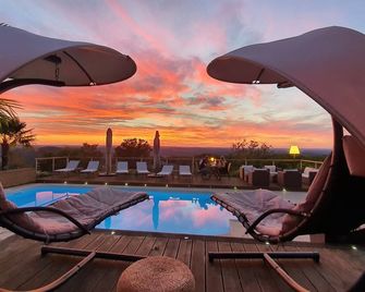Chambres d'hôtes Le Repère des Anges et SPA - Montferrand-le-Château - Piscina