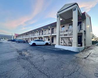 Super 8 by Wyndham Fredericksburg - Fredericksburg - Edificio