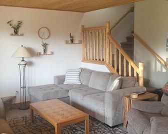 True Ski In- Ski Out Condo. Family oriented space inside and out! - Penticton - Living room