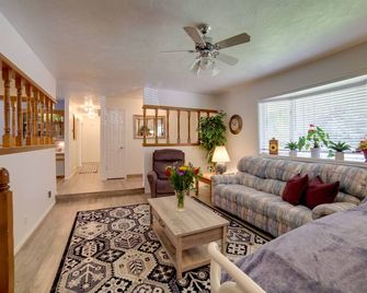 Simple + Charming Idaho Retreat w/ Patio! - Idaho Falls - Living room