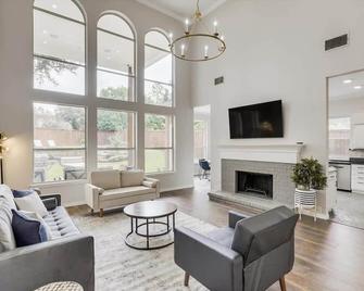 Spacious and Luxury Home w Cinema Room and Pool - Grand Prairie - Sala de estar