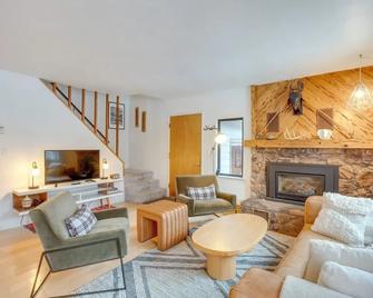 Peaceful & Upscale Ski Cabin: 11 Mi to Heavenly!, South Lake Tahoe - Echo Lake - Living room