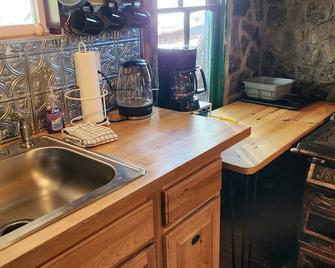 Rustic Historic Cabin in Pine, 45min from Denver - Pine - Cocina