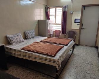 Hotel Kubera - Nashik - Phòng ngủ