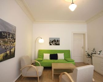 Modern and friendly 3-bedroom apartment with beautiful garden - לייפציג - סלון