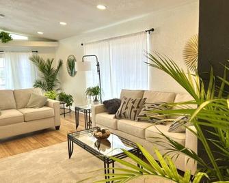 Tropical Pool House - Longmont - Living room