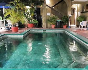 هوتل سوليمار إن سويتس - إكستابا زيواتانيجو - حوض السباحة