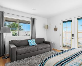 Nurturing Nest Mineral Hot Springs and Spa - Desert Hot Springs - Living room