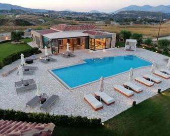 Tramonto Suites - Mantzavinata - Piscina