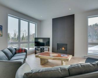 Mont Tremblant -Newly Built Home. Ski ,hike, Explore Nature Private Hot Tub! - La Conception - Living room
