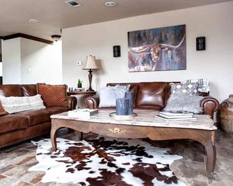 White Oak Lodge-Texas Sized Pool & 24 acre B&B - Valley View - Sala de estar