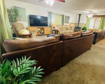 Family friendly, 3 bedroom house, with king bed for up to 15 - BBQ - Internet - jet tub - Auburn - Living room