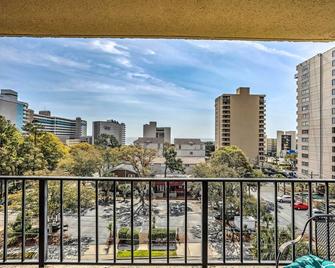 1 Block to Ocean Shore Condo in Myrtle Beach! - Myrtle Beach - Balcony