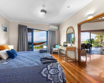 Lorikeet Lodge-Private Tropical Hideaway-Panoramic Views-Pool And Mtrs To Beach - Hideaway Bay - Habitación