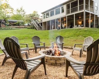 Lakefront, Farm Animals, Swim, Kayaks, Sauna, Gym - Flowery Branch - Patio