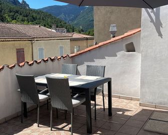 Charming Townhouse with Stunning Pyrenees Views - close to a swimming pool - Sleeps 6 - Axat - Balcón