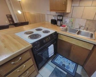 Comfy Little Burrow - pets welcome, downtown, fun for kids - Idaho Falls - Kitchen