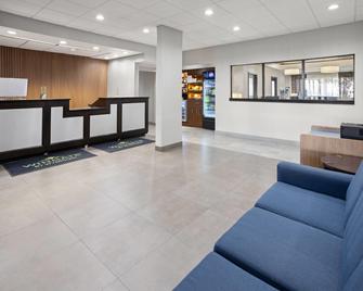 Wingate by Wyndham Buckhannon - Buckhannon - Lobby