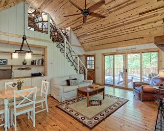 Mountain Retreat Getaway By Lake Burton, Hot Tub!! - Clayton - Living room